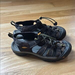 KEEN Clearwater Black and Yellow Drawstring Sandals Womens Sz 7